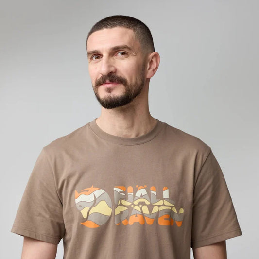 FJALLRAVEN MULTI COLOUR LOGO TEE